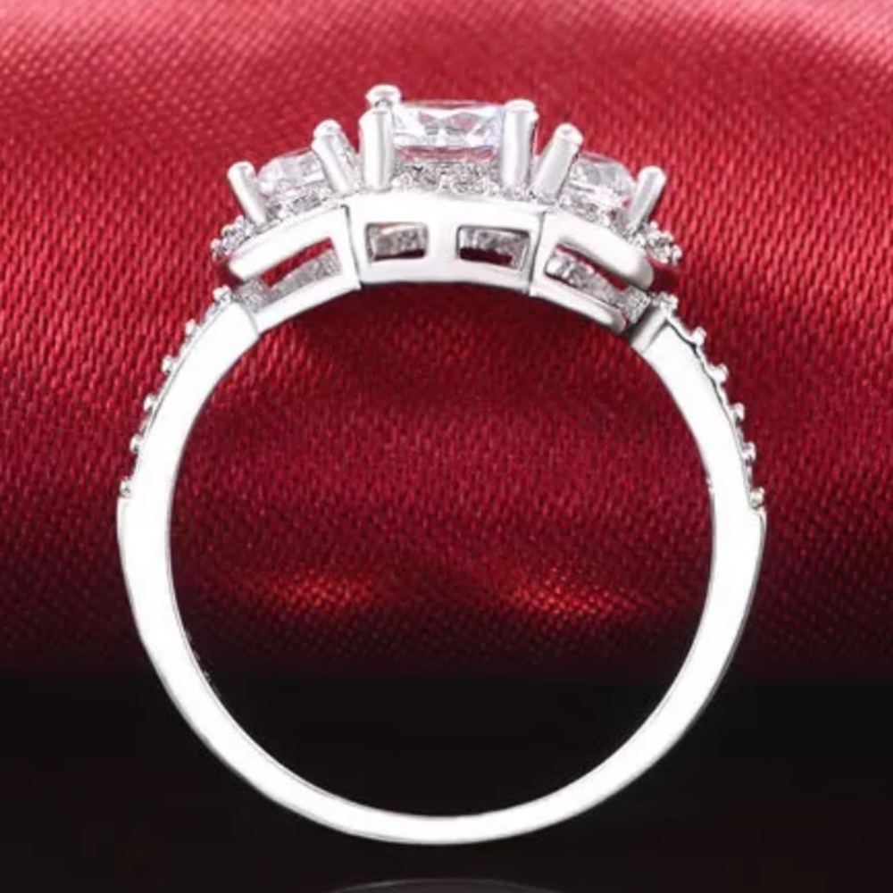 Sterling silver three stones engagement ring - Picture 3 of 5